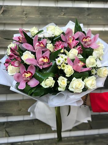Букет цветов из: Розы и Хризантемы в Чкалово
