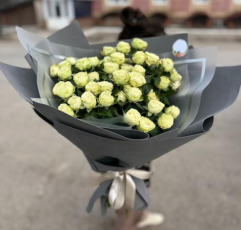 Букет Белые кустовые розы Солинеро в Чкалово