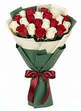 Букет Микс из красных и белых роз в Чкалово