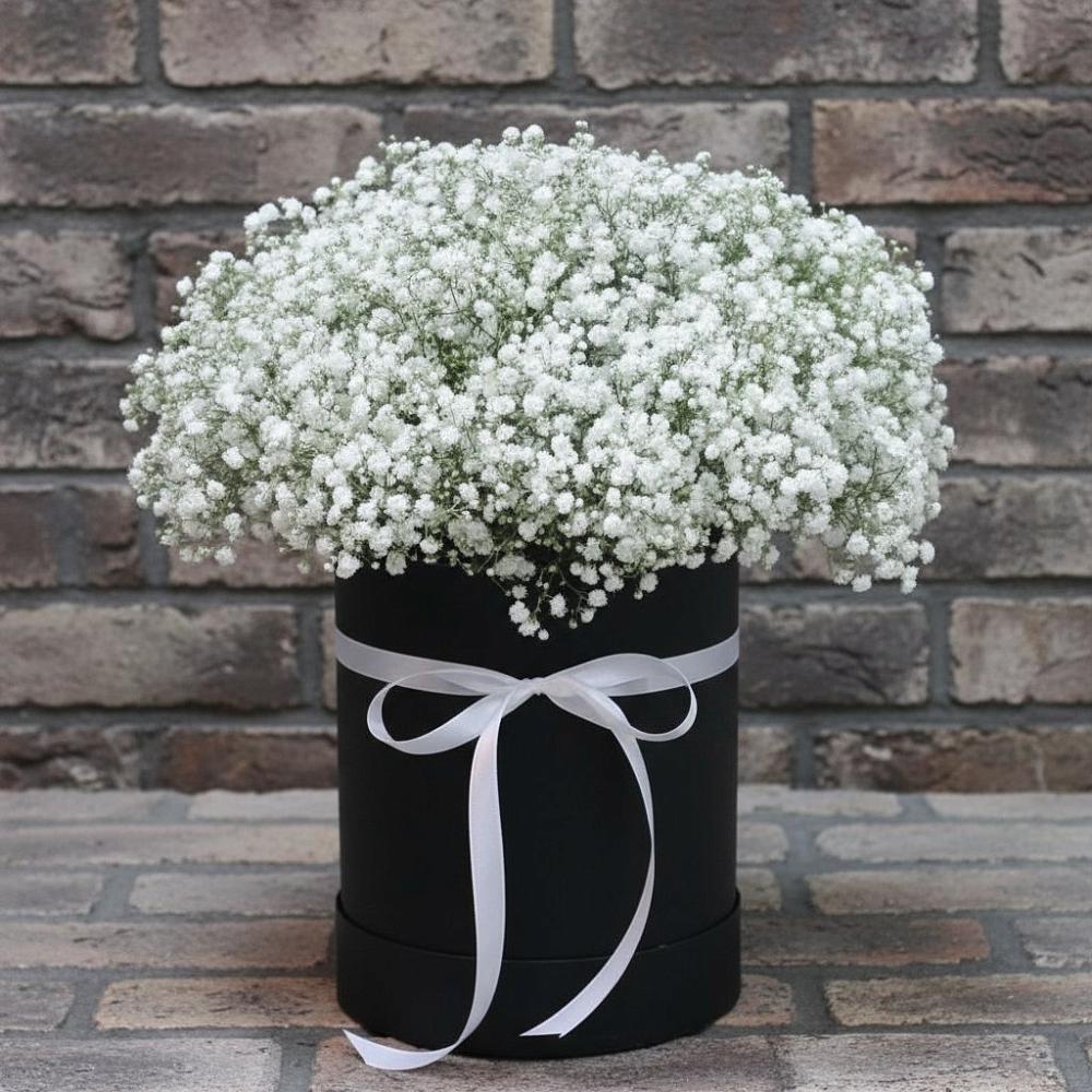 Цветочная композиция из Гипсофила в шляпной коробке в Чкалово