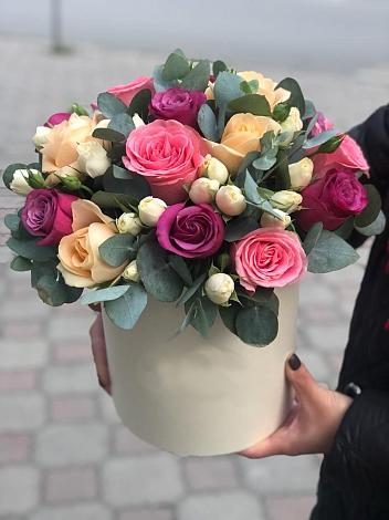 Цветочная композиция из Розы в шляпной коробке в Чкалово