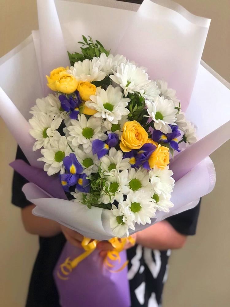 Букет цветов из: Ирисы, Хризантемы и Розы в Чкалово