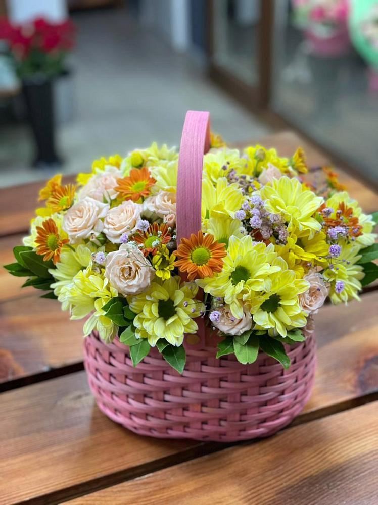 Цветочная композиция из Хризантемы и Розы в корзине в Чкалово