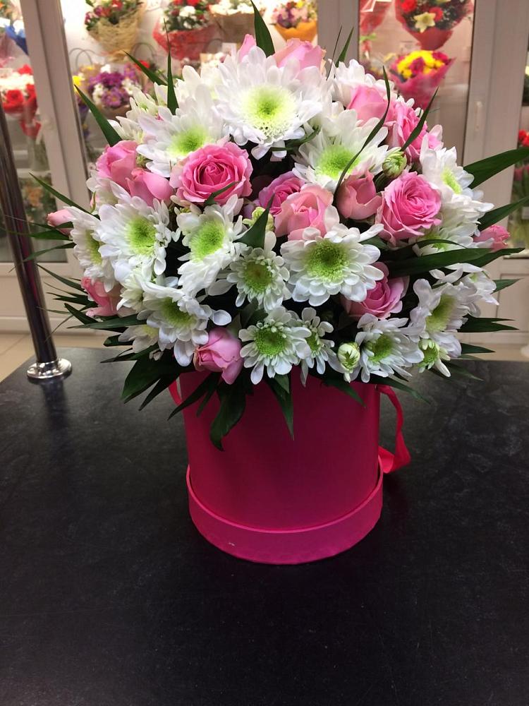 Цветочная композиция из Розы и Хризантемы в шляпной коробке в Чкалово