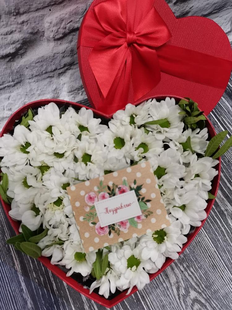 Цветочная композиция из Хризантемы в виде сердца в Чкалово