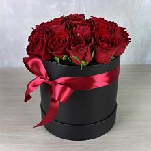 Цветочная композиция из Розы в шляпной коробке в Чкалово