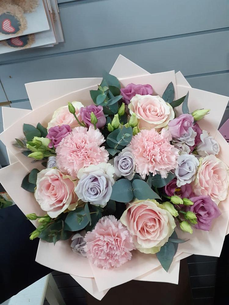 Букет цветов из: Розы, Гвоздики и Лизиантусы в Чкалово